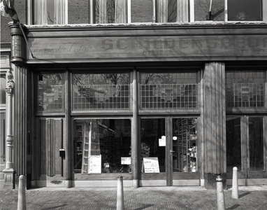 815864 Gezicht op de winkelpui van de winkel voor schildersbenodigdheden Corn. van der Leden (Oudegracht 197) te Utrecht.